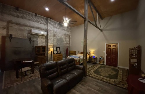 McComb Apartment | Art Deco Corporate Retreat with Spa and Hot Tub Access