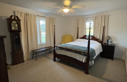 Columbus House | Cozy 1950s Bungalow Near Tryon International Equestrian Center
