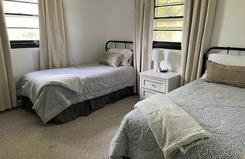 Columbus House | Cozy 1950s Bungalow Near Tryon International Equestrian Center