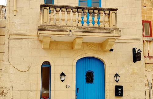 Ghasri Bed & Breakfast | Cozy Old Farmhouse: Pet-Friendly Rooms Near Scenic Walks