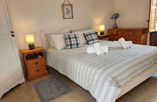 Ghasri Bed & Breakfast | Cozy Old Farmhouse: Pet-Friendly Rooms Near Scenic Walks