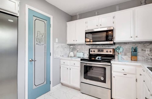 Gallatin House | Guest Rated 10/10: Touch of Turquoise in Gallatin TN