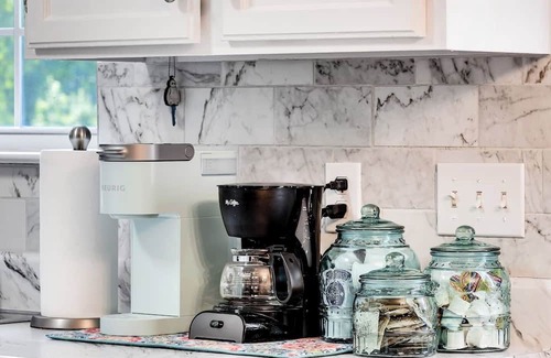 Gallatin House | Guest Rated 10/10: Touch of Turquoise in Gallatin TN