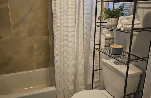 East End Apartment | Cozy Apartment Steps from Yale Hospital & Bridgeport