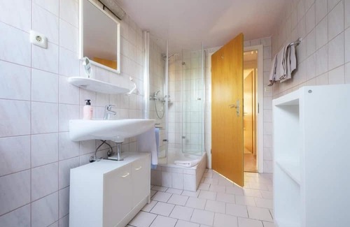 Lippstadt Apartment | Cozy Apartment 'Wohnung Am Kurpark' with Ocean View & Wi-Fi