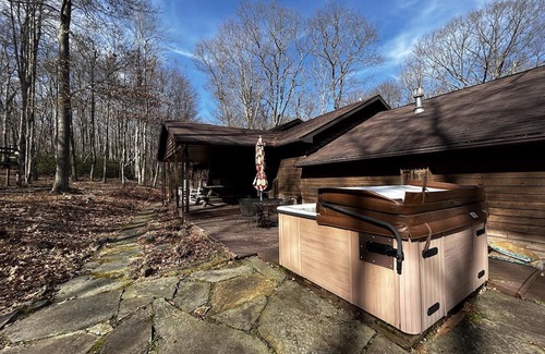 Alpine Lake Cabin | Inviting Cabin with Hot Tub at Alpine Lake Resort