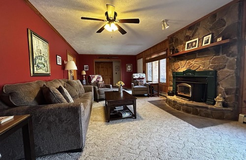 Alpine Lake Cabin | Inviting Cabin with Hot Tub at Alpine Lake Resort
