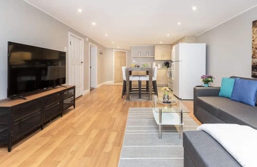 Industrial Park Apartment | Modern 1 Bed Flat - King Bed, Close to Downtown, Shopping, Transit and Via Rail