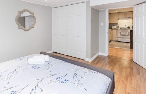 Industrial Park Apartment | Modern 1 Bed Flat - King Bed, Close to Downtown, Shopping, Transit and Via Rail