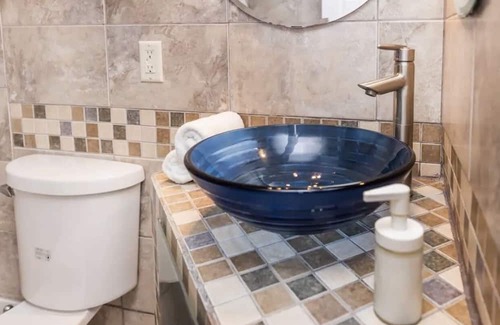 Industrial Park Apartment | Modern 1 Bed Flat - King Bed, Close to Downtown, Shopping, Transit and Via Rail