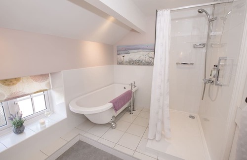Huggate Cottage | Delightful holiday home in pretty village high in the stunning Yorkshire Wolds
