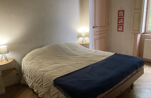 Fontaines-sur-Saone Apartment | Family-Friendly Apartment in Fontaines Saint-Martin