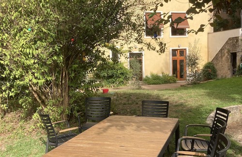 Fontaines-sur-Saone Apartment | Family-Friendly Apartment in Fontaines Saint-Martin