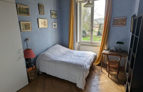 Fontaines-sur-Saone Apartment | Family-Friendly Apartment in Fontaines Saint-Martin