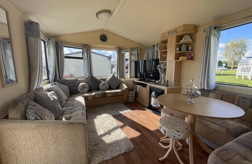 Clacton-on-Sea House | Perfect 6 Berth Caravan at Valley Farm Holiday Park