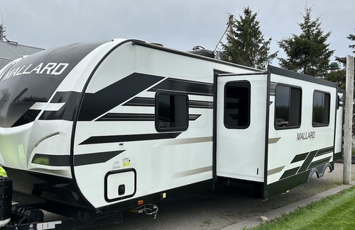 Mosinee House | Waterside Campsite: Pet-Friendly Retreat for Families