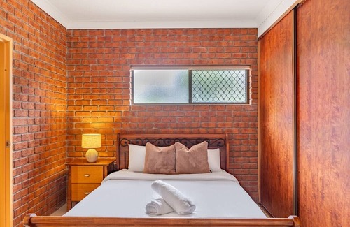 Robertson House | Cozy 1 Bedroom Unit for 3 near Mall and Public Transit