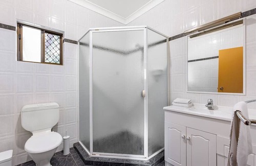 Robertson House | Cozy 1 Bedroom Unit for 3 near Mall and Public Transit