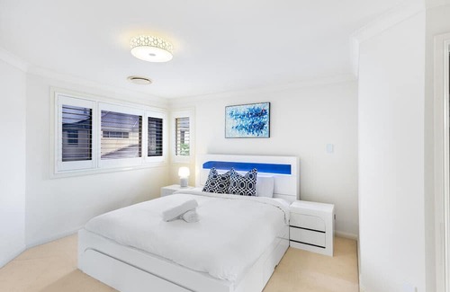 Sunnybank Hills House | Comfortable 4 Bedroom Home with Breakfast Near Sunnybank