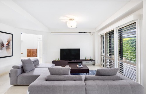 Sunnybank Hills House | Comfortable 4 Bedroom Home with Breakfast Near Sunnybank