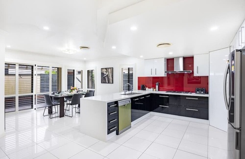 Sunnybank Hills House | Comfortable 4 Bedroom Home with Breakfast Near Sunnybank