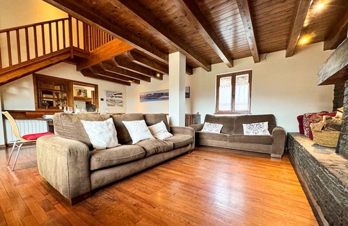 Llivia House | Child-Friendly Retreat at Cal Fontcitrana, Casa de Montaña