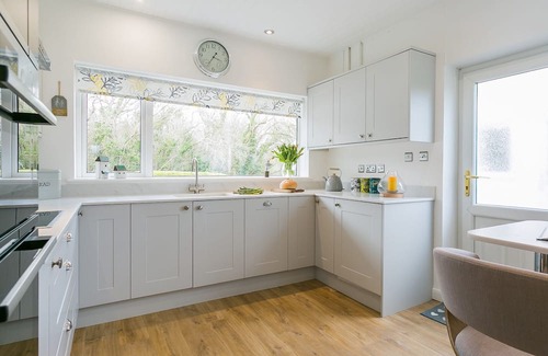 Marianglas Cottage | Gamdda Fawr: Relax in a Hot Tub for 8 Guests