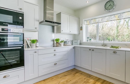 Marianglas Cottage | Gamdda Fawr: Relax in a Hot Tub for 8 Guests