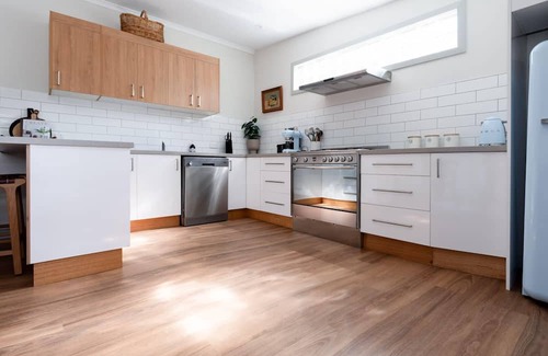 Invermay House | Cozy Bluebell Cottage: Family-Friendly Retreat with Breakfast