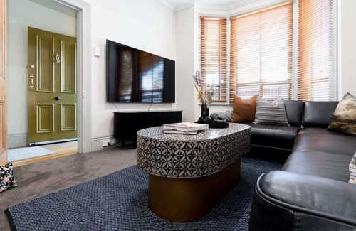 Invermay House | Cozy Bluebell Cottage: Family-Friendly Retreat with Breakfast