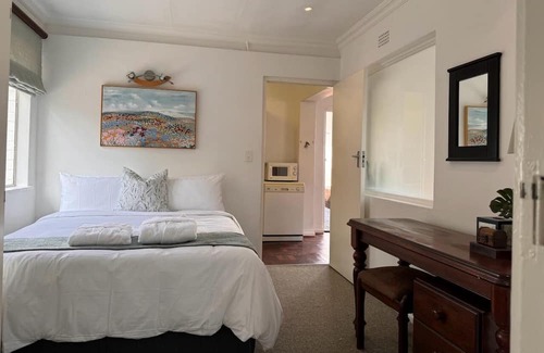 Greater Johannesburg Metropolitan Area Cottage | Charming Flatlet in Bryanston with Wi-Fi & Netflix Access
