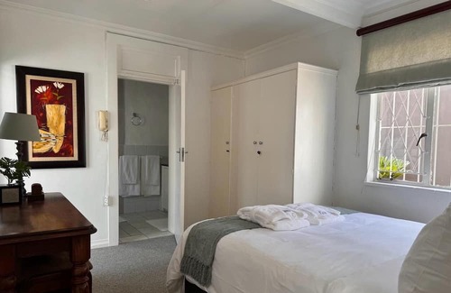 Greater Johannesburg Metropolitan Area Cottage | Charming Flatlet in Bryanston with Wi-Fi & Netflix Access