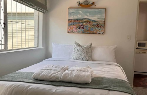 Greater Johannesburg Metropolitan Area Cottage | Charming Flatlet in Bryanston with Wi-Fi & Netflix Access