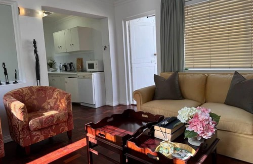 Greater Johannesburg Metropolitan Area Cottage | Charming Flatlet in Bryanston with Wi-Fi & Netflix Access