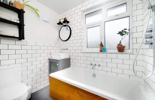 London Borough of Bromley House | Top-Rated Family Home with Kitchen in Orpington