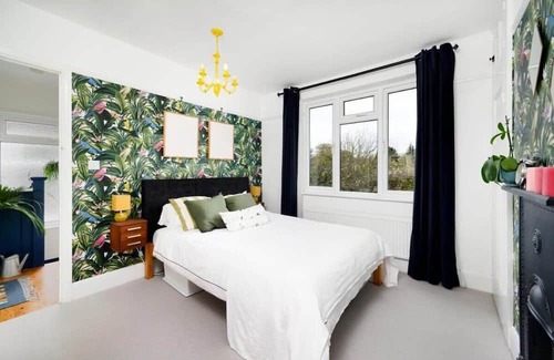 London Borough of Bromley House | Top-Rated Family Home with Kitchen in Orpington