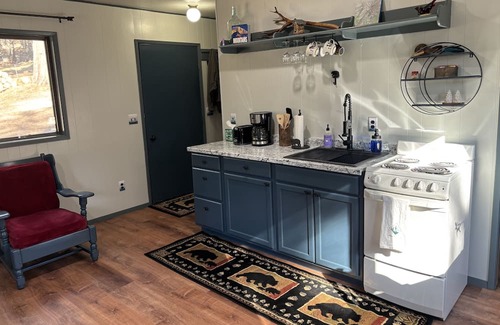 Weed House | Cozy one bedroom home in the woods 5 miles from the town of Mount Shasta.