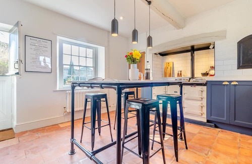 Methwold Cottage | Spacious 5 Bedroom Stay in Methwold with Breakfast Included