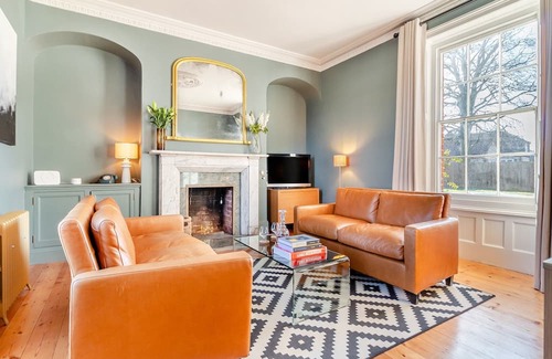 Methwold Cottage | Spacious 5 Bedroom Stay in Methwold with Breakfast Included
