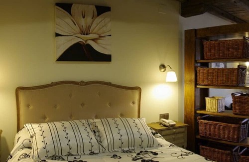 Velayos Apartment | Comfortable Room for Up to 4 with Pool & Spa Access