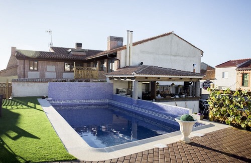 Velayos Apartment | Comfortable Room for Up to 4 with Pool & Spa Access