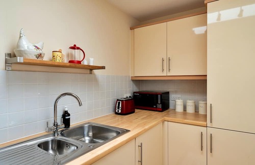 Tetbury Apartment | Top-Rated Getaway at Hardie Close with Family-Friendly Amenities