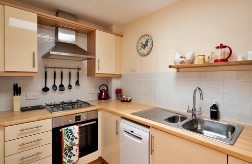 Tetbury Apartment | Top-Rated Getaway at Hardie Close with Family-Friendly Amenities