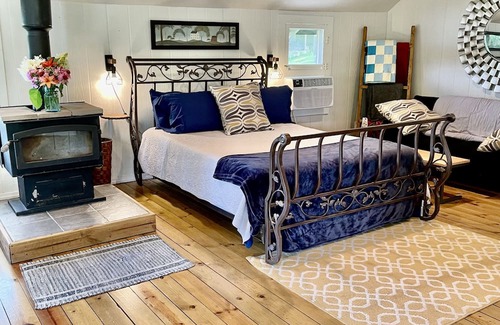 Janesville Cabin | Pet-Friendly River Cabin: Ideal Getaway for Families