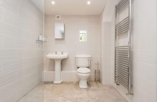 Shepton Mallet Cottage | Inviting 2 Bedroom Retreat in Pilton with Spa & Hot Tub