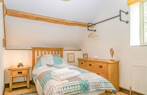 Shepton Mallet Cottage | Inviting 2 Bedroom Retreat in Pilton with Spa & Hot Tub