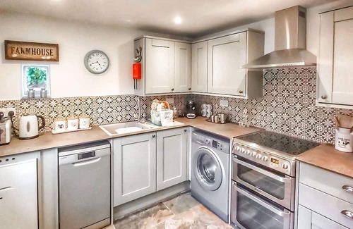 Shepton Mallet Cottage | Inviting 2 Bedroom Retreat in Pilton with Spa & Hot Tub