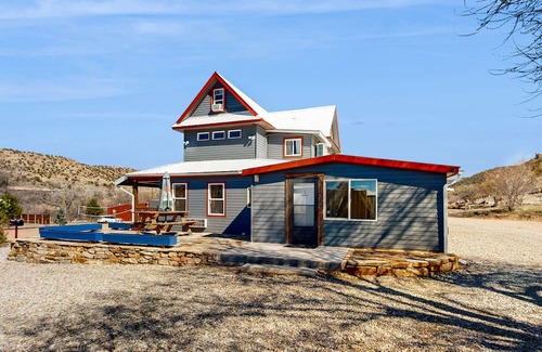 Naturita House | Mountain-View Ground-Floor Aparthotel with Patio & Grill