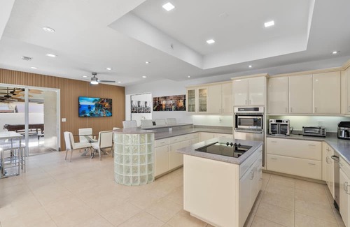 Tamiami House | Elegant Mansion in Miami with Pool and Ocean Views