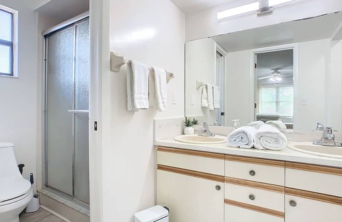 Port Malabar House | Pet-Friendly 4 BR Brick Villa for Family Getaways